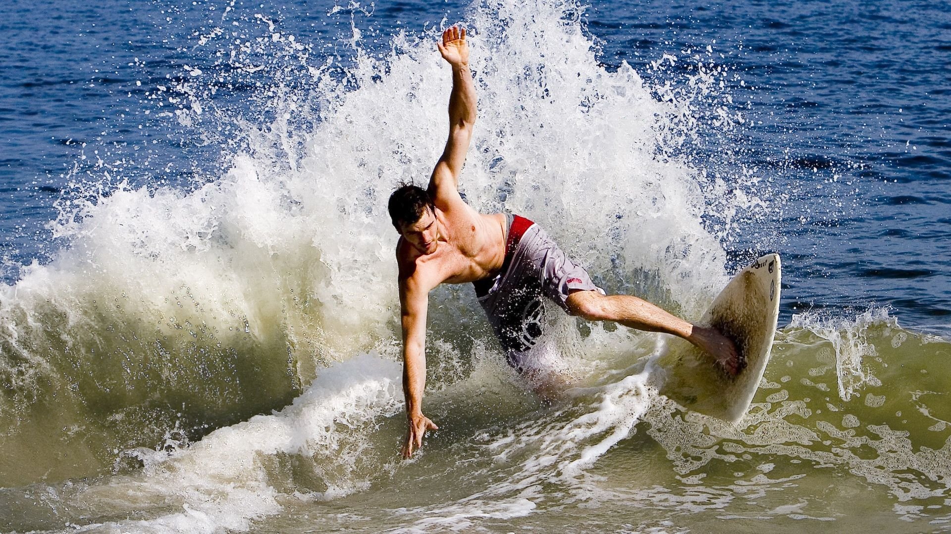 在季后赛关键战中，库里连续三场“疯狂三分”，帮助勇士一路高歌！